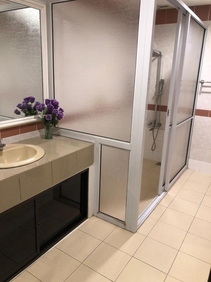 קוצ'ינג Riverbank Suites Waterfront מראה חיצוני תמונה